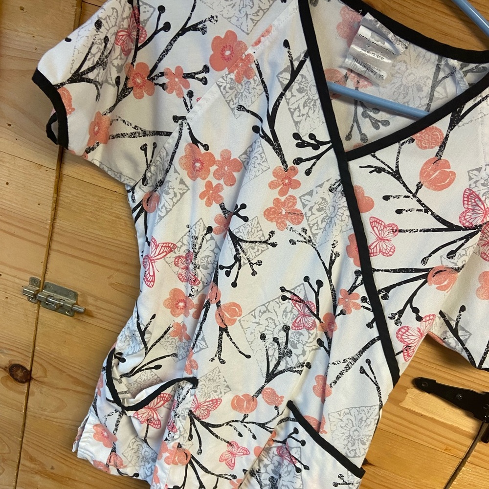 UA floral scrub top